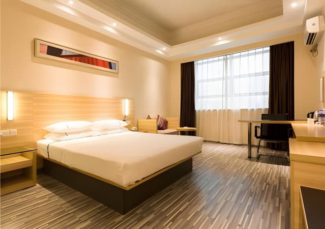 Business Queen Room