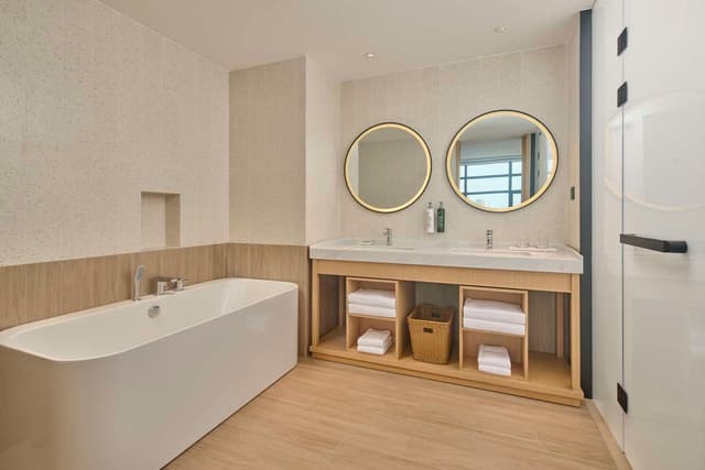 KING DELUXE SUITE WITH BALCONY