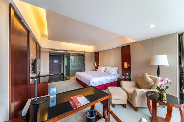 Deluxe - 1 King Bed