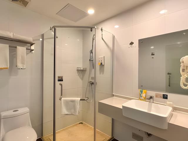 Stand Queen Room
