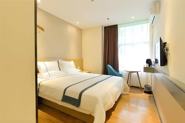 Stand Queen Room