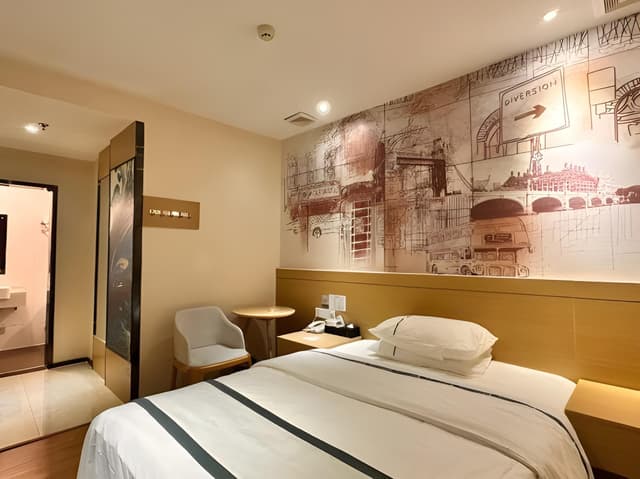 Stand Queen Room