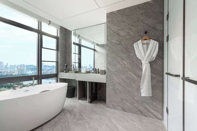 Business Suite, 1 King Bed, Non Smoking, Bathtub (Cinema)