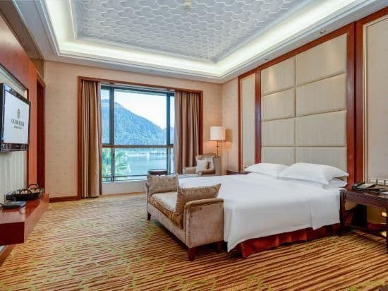 Rezen - Business Suite with River View