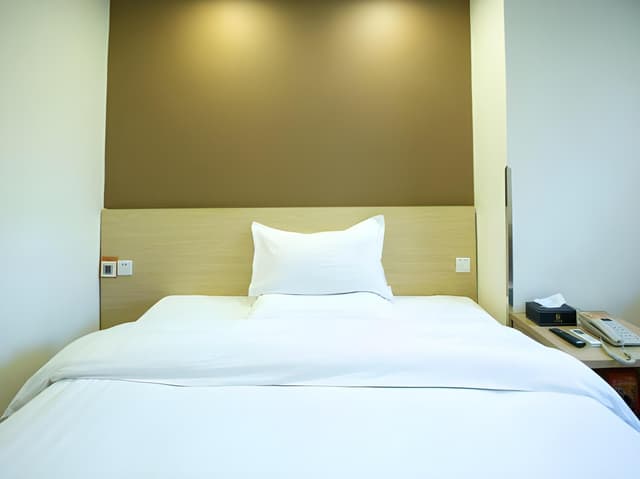 Business Queen Room