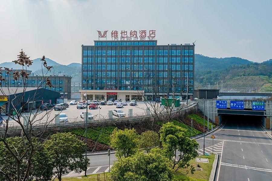 โรงแรมเวียนนา สถานีรถไฟตะวันตก ฉงชิ่ง (ลานหน้าสถานี) โรงแรมเวียนนา สถานีรถไฟตะวันตก ฉงชิ่ง (ลานหน้าสถานี)