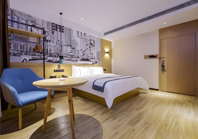 Stand Queen Room