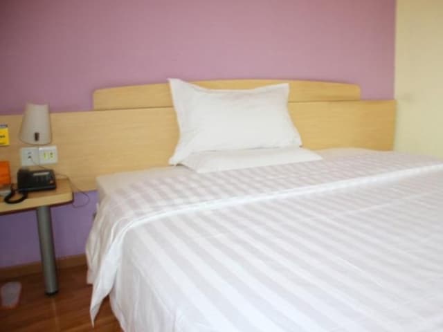 Business Queen Room