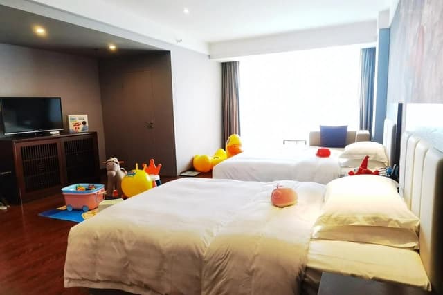 Deluxe 2-Bedroom Suite