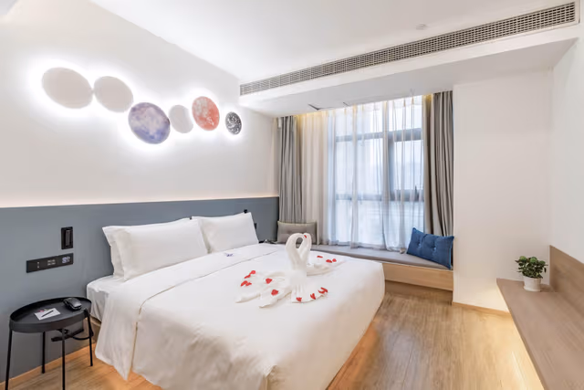 Rezen - Light Luxury 1 Bed Room