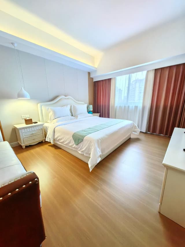 Deluxe Queen Suite