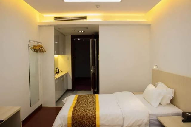Couple PC Room - No Parking Included
