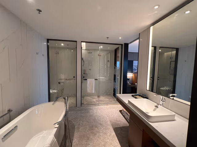 Business Suite Room
