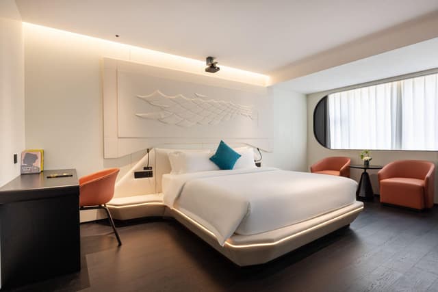 Queen Guestroom Plus