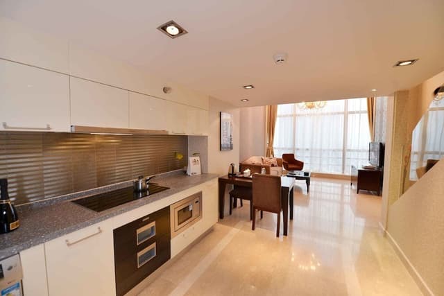 Business Suite, 1 King Bed