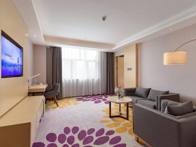 1 Queen Bed Business Suite