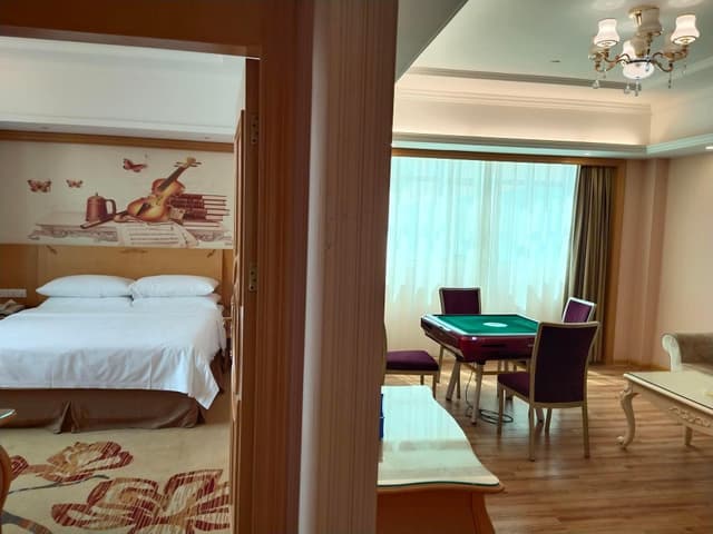 Vienna - Functional Chess Suite Room