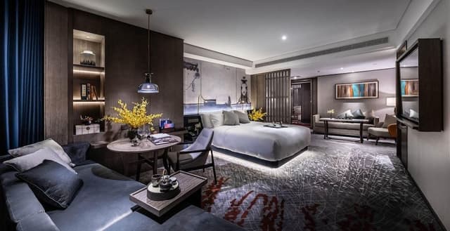 Deluxe Canton Tower River View King Room