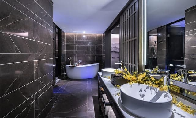 Deluxe 270° Canton Tower River View Suite