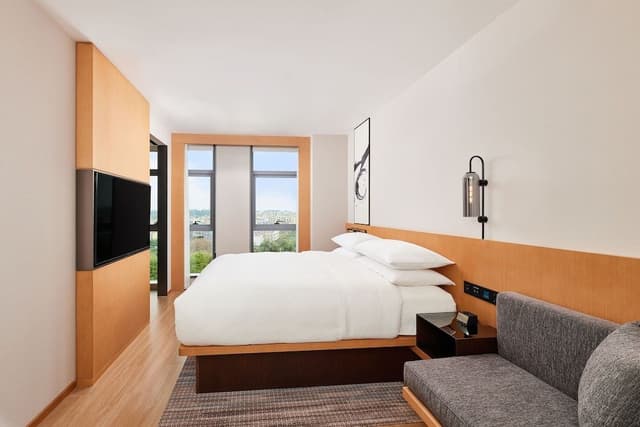 Superior Room, 1 King Bed, City View