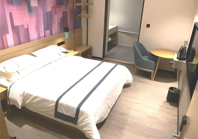 Business Queen Room