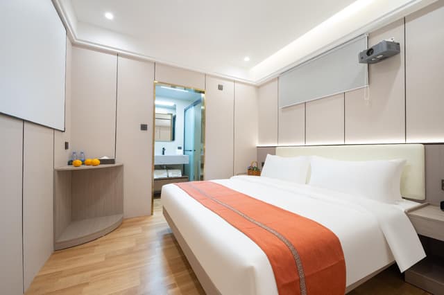GTI - 1 Bed Guest Room no Window, 1.8M Bed