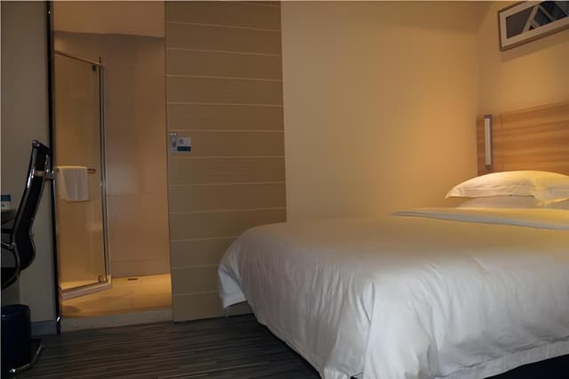 Stand Queen Room