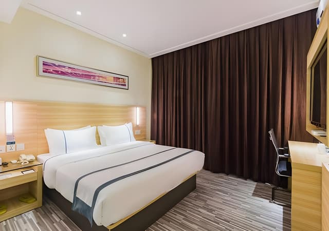 Business Queen Room