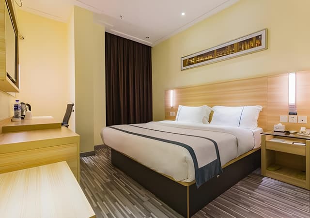 Stand Queen Room