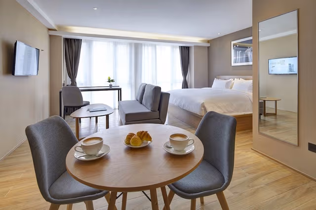 Deluxe Queen Suite