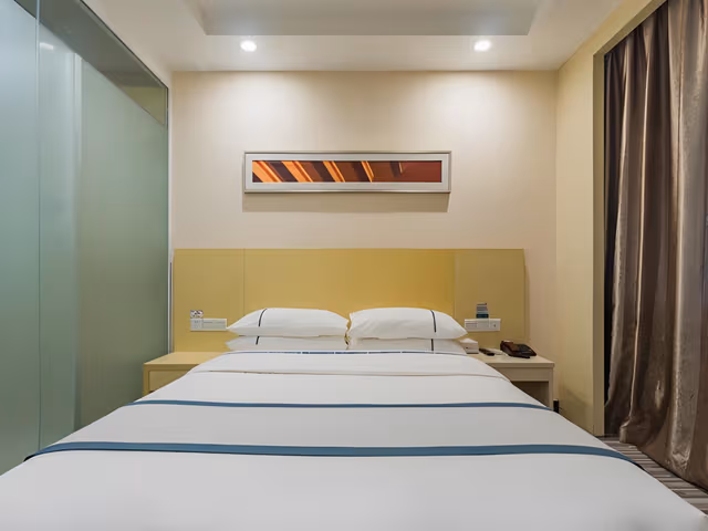 Business Queen Room