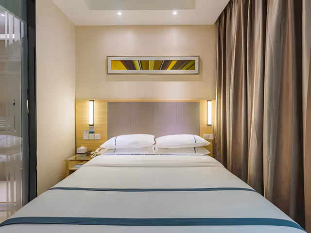Stand Queen Room