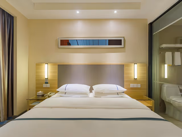 Stand Queen Room