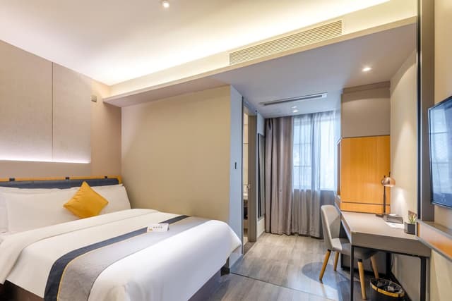Room with Queen Bed