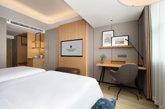 Light Luxury Twin Room
