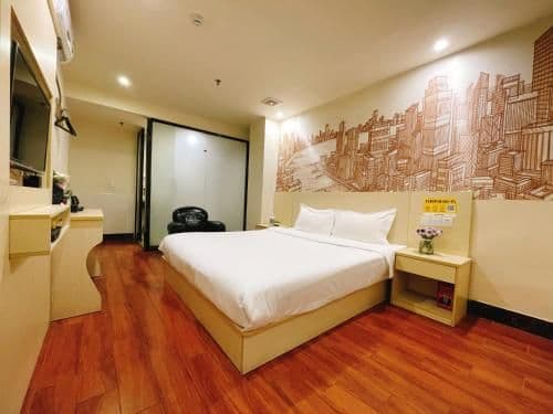 Stand Queen Room
