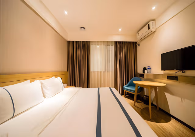 Stand Queen Room
