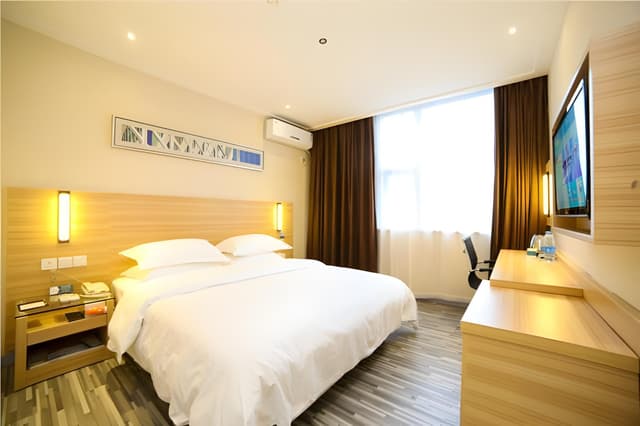 Stand Queen Room