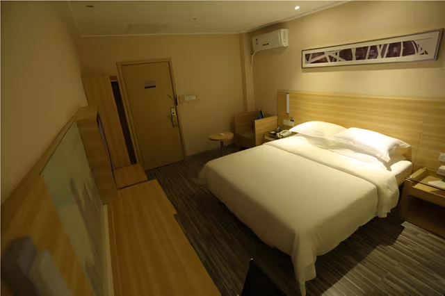 Stand Queen Room