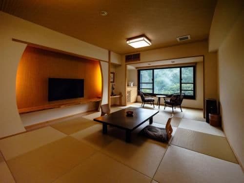 Japanese-Style Family Room (6 Adults)