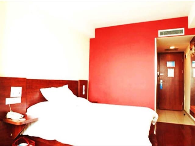 Hotel Queen Room