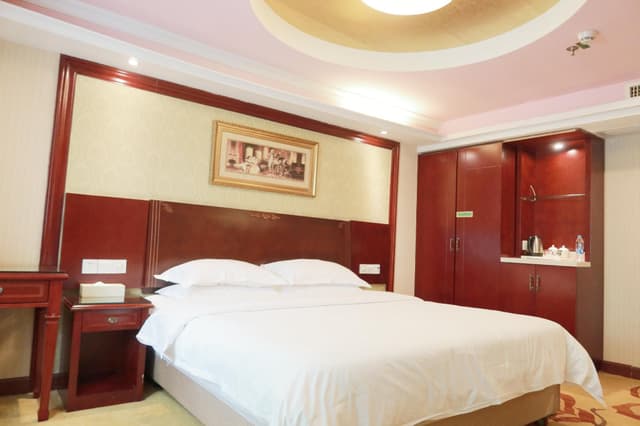 Stand Queen Room