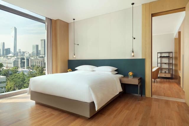 Executive Suite, 1 King Bed, City View