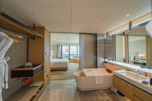 Standard Room, 1 King Bed, City View