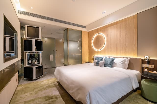 1 King Bed