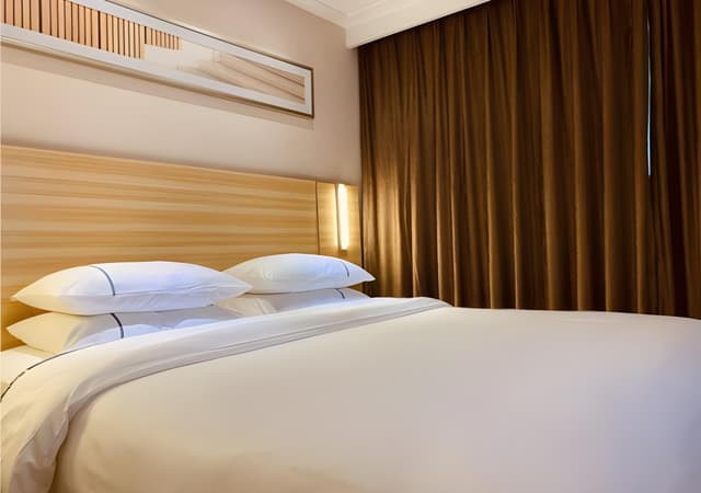Business Queen Room