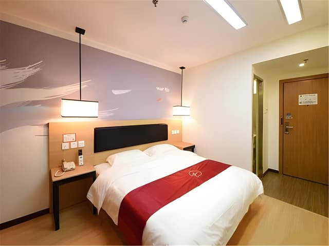 Stand Queen Room