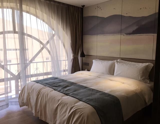 Business Queen Room
