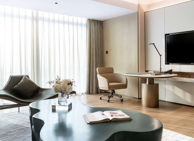 KING EXECUTIVE SUITE