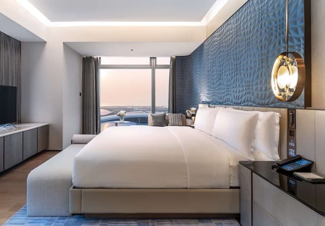 KING EXECUTIVE SUITE